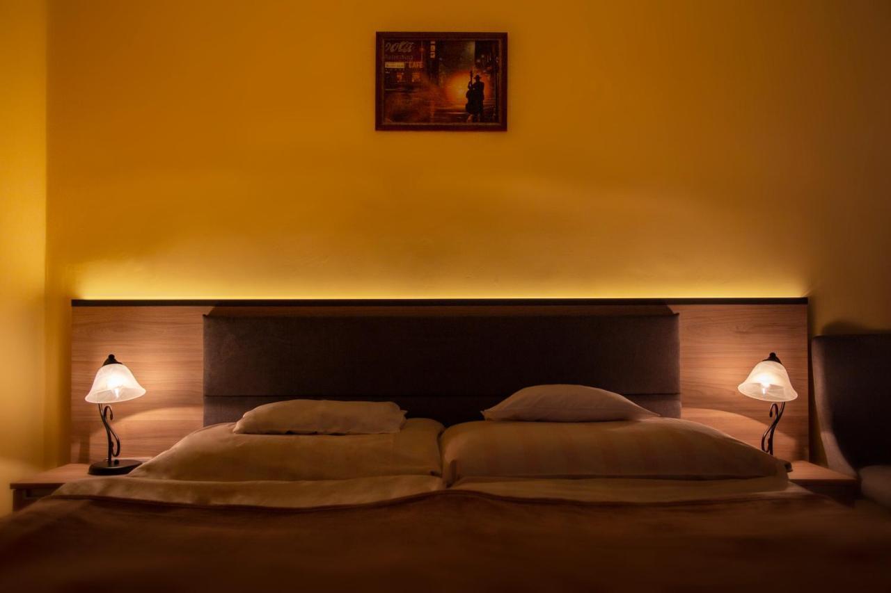 Alabastrom Panzio Es Etterem Bed & Breakfast Bogács Exterior foto