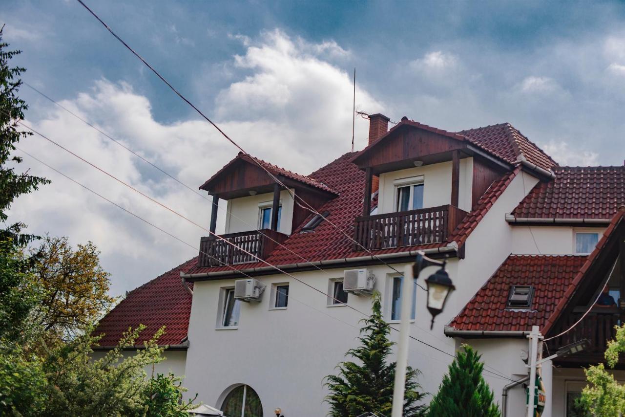 Alabastrom Panzio Es Etterem Bed & Breakfast Bogács Exterior foto